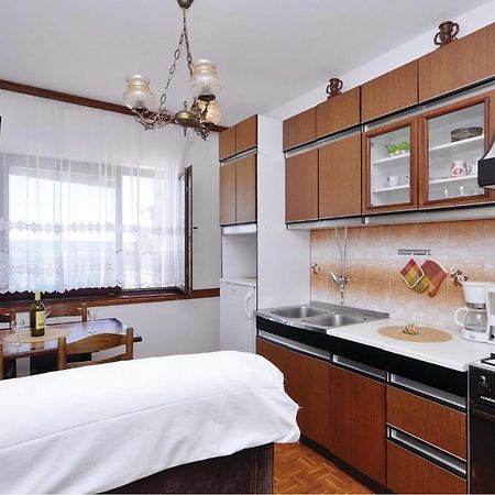 2 Bedroom Lovely Apartment In Starigrad Paklenica Dış mekan fotoğraf