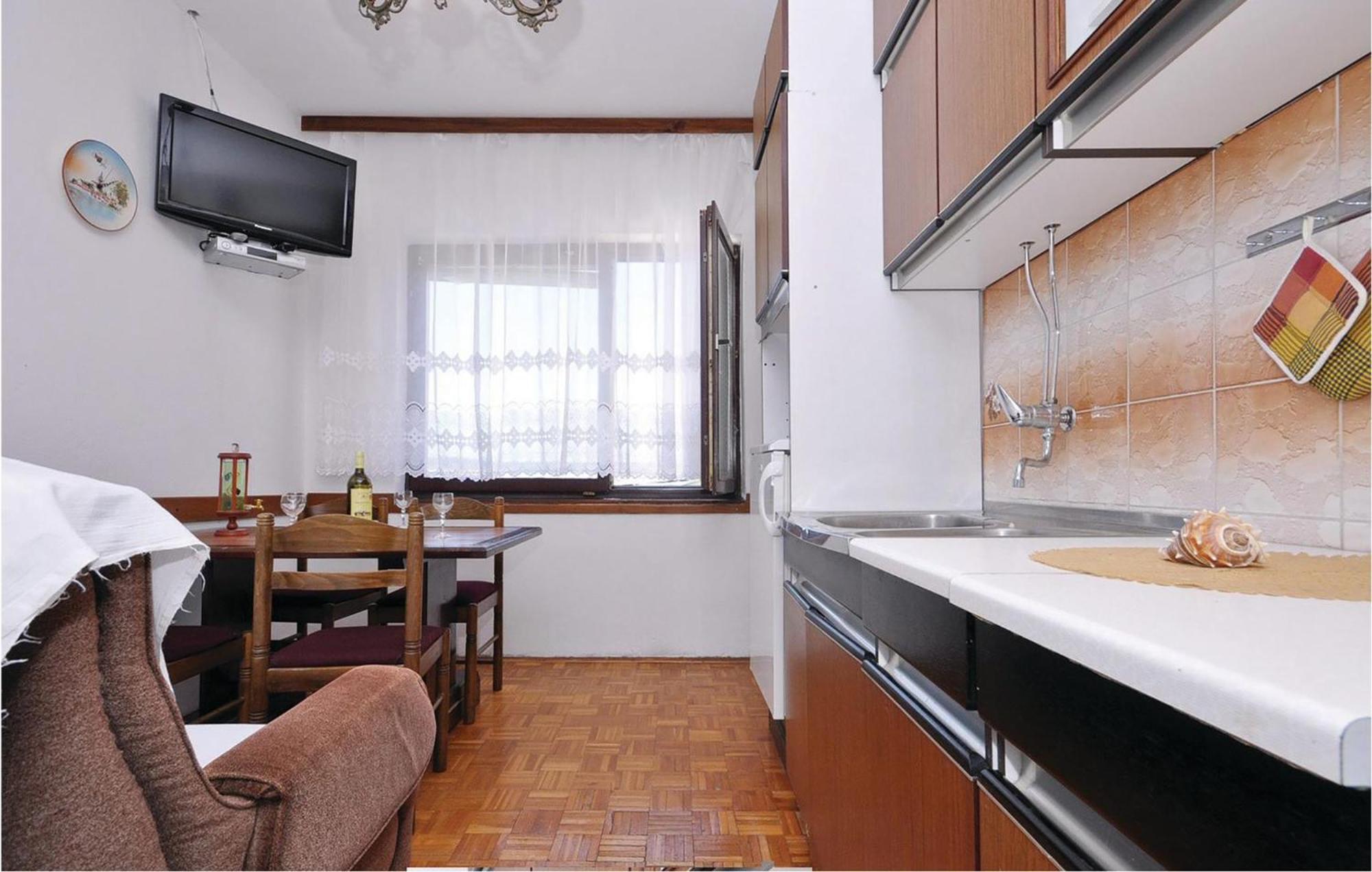 2 Bedroom Lovely Apartment In Starigrad Paklenica Dış mekan fotoğraf