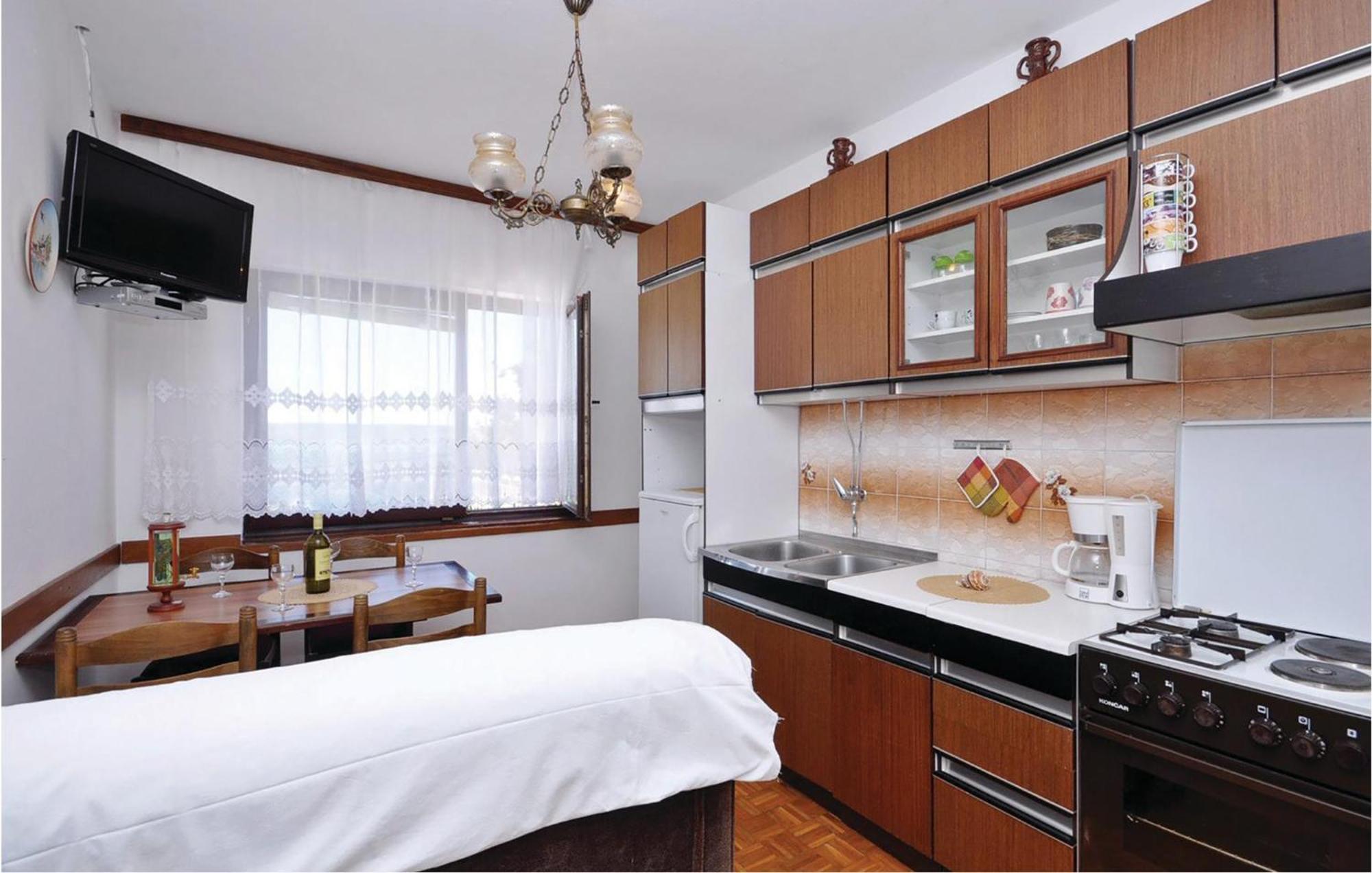2 Bedroom Lovely Apartment In Starigrad Paklenica Dış mekan fotoğraf