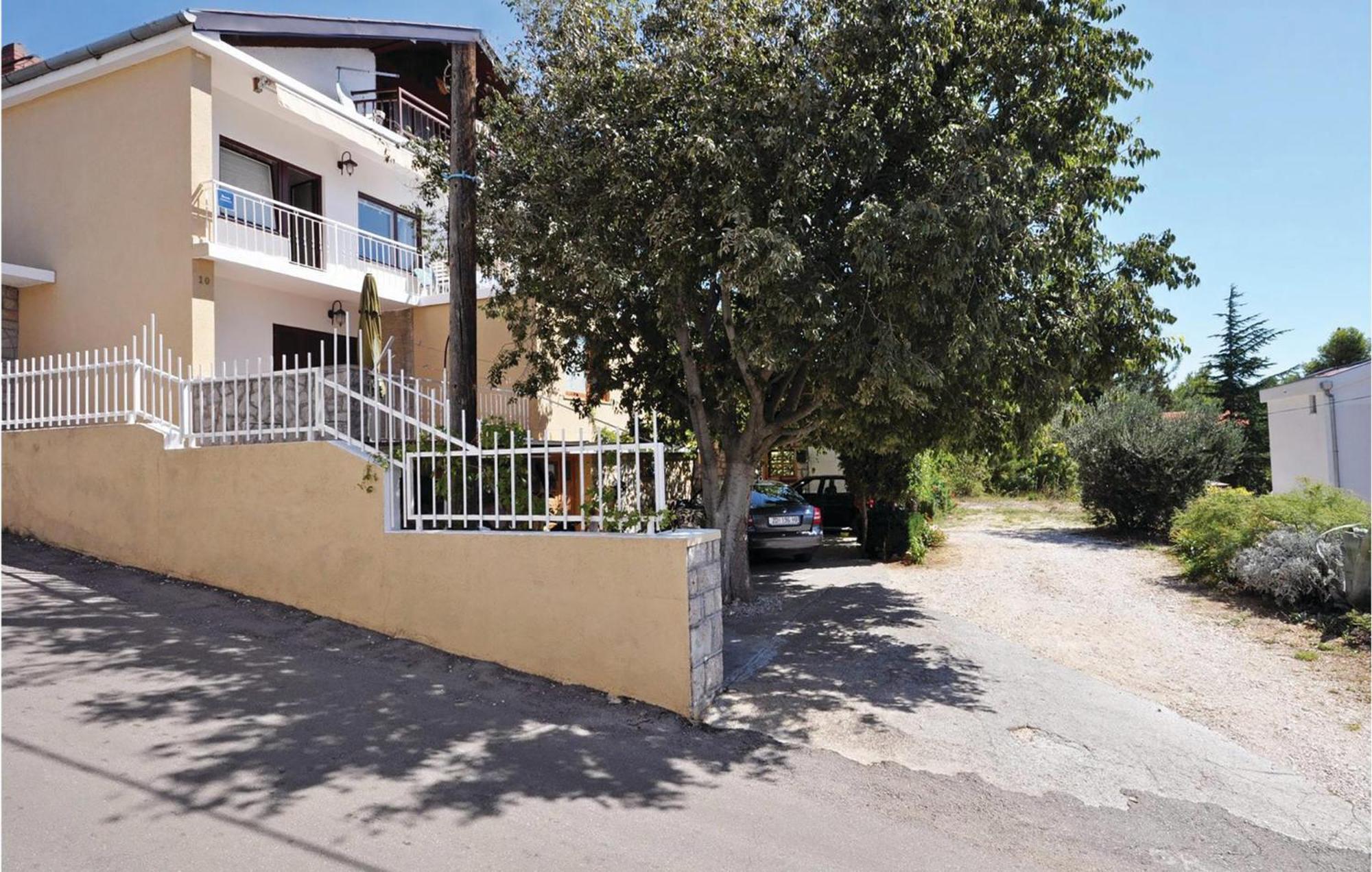 2 Bedroom Lovely Apartment In Starigrad Paklenica Dış mekan fotoğraf